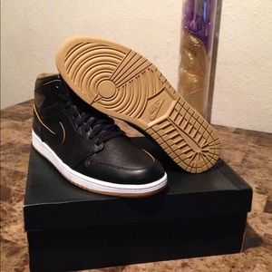 Air Jordan 1 Mid black/gold NWB🔥💯NO TRADES💯💰